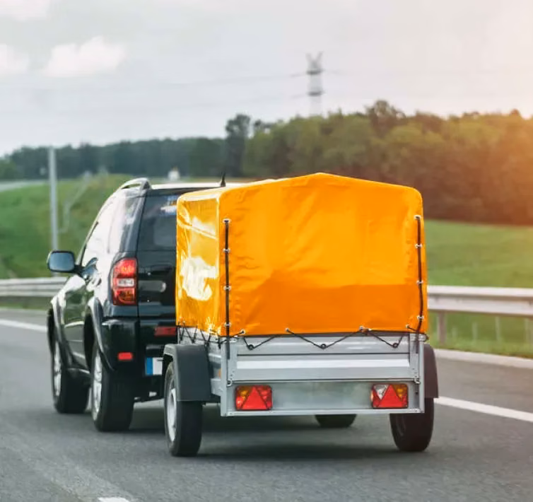 Anhängerfahrschule Oberrieden - Geländewagen mit Anhänger auf der Autobahn