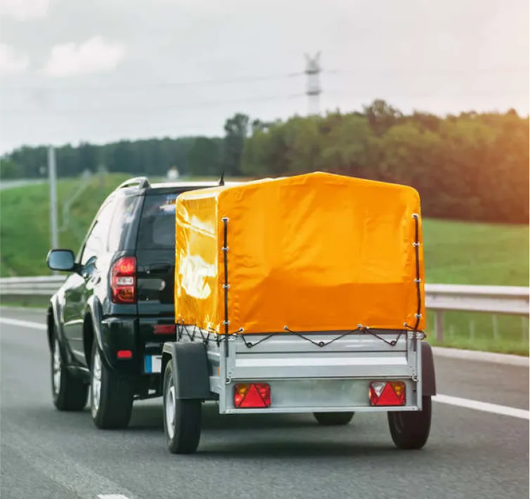 Geländewagen mit Anhänger auf der Strasse