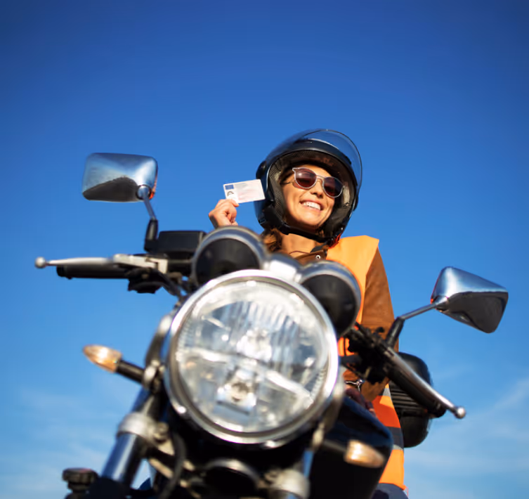 Motorradfahrerin zeigt ihren Führerausweis