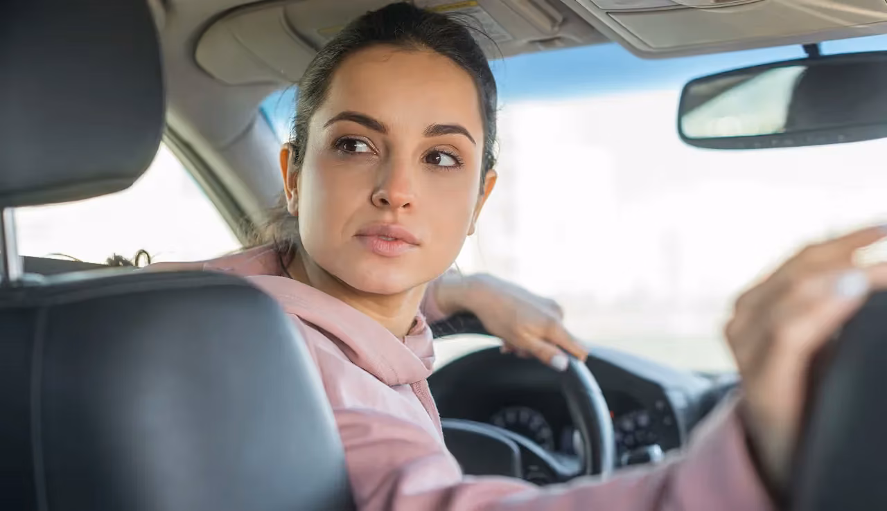 Fahrschule Horgen - Fahrschülerin macht Schulterblick während der Fahrstunde