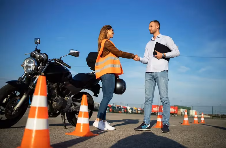 Motorradfahrschule Thalwil: Handschlag nach bestandener praktischer Führerprüfung